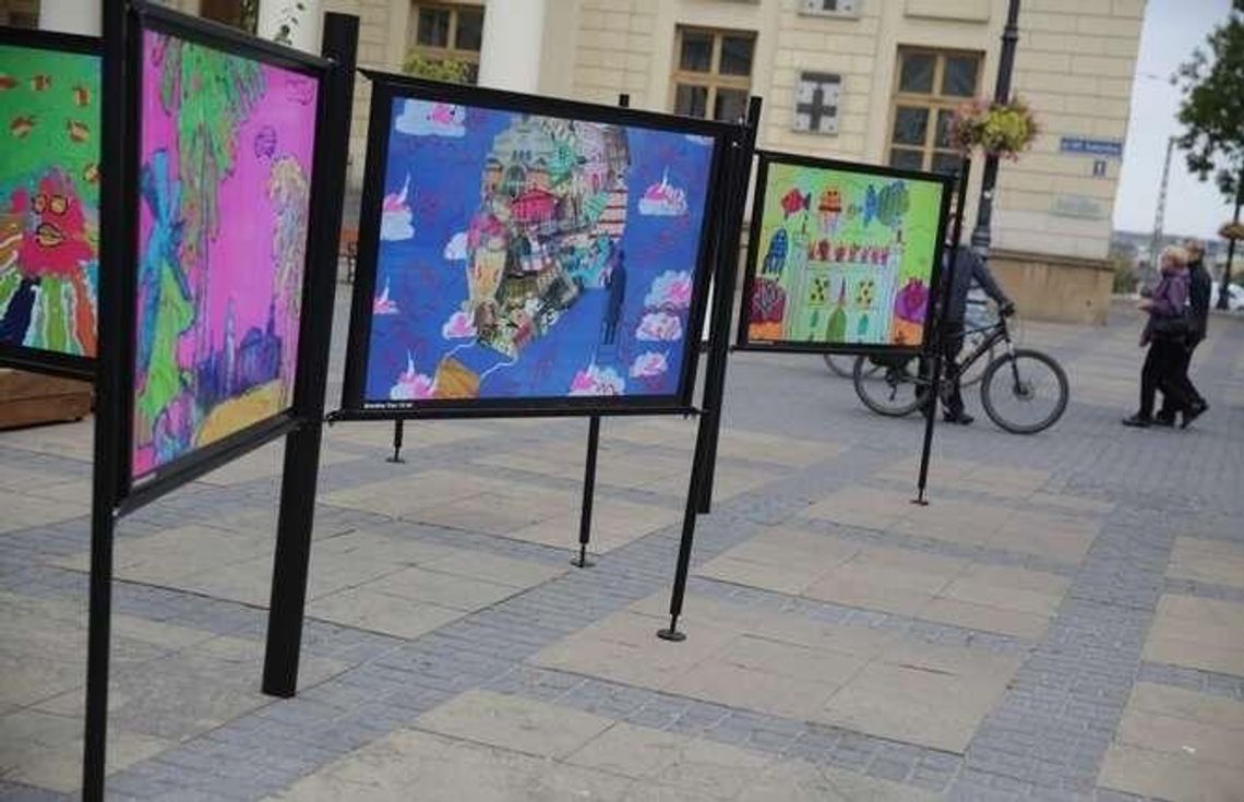 Lublin: Wystawa barwnych prac młodych artystów na placu Łokietka