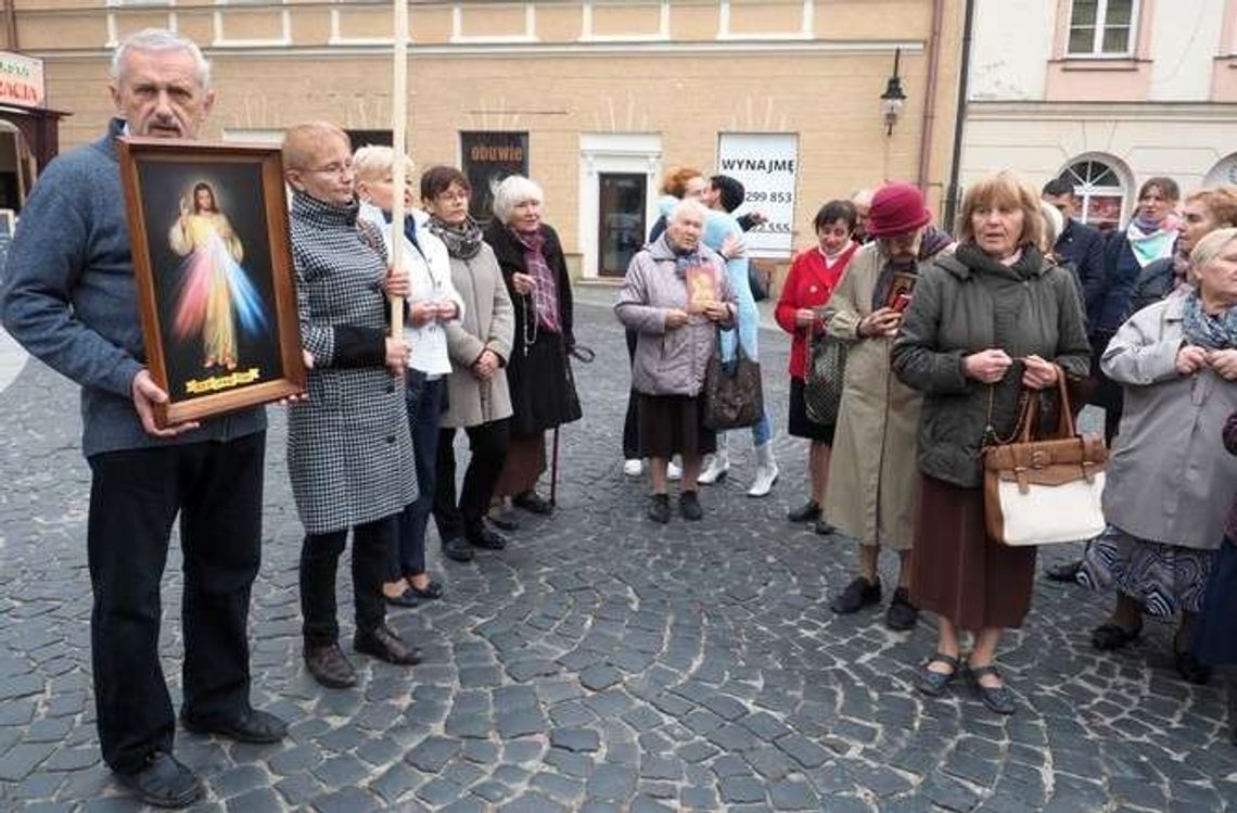 Lublin: Wyszli na ulice z różańcem w dłoni Lublin: Wyszli na ulice z różańcem w dłoni