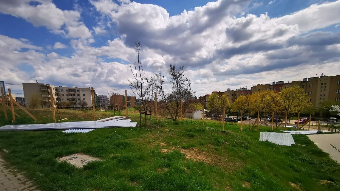 Lublin. Z osiedla Botanik znika nielegalny płot. Co się stało? Lublin. Z osiedla Botanik znika nielegalny płot. Co się stało?