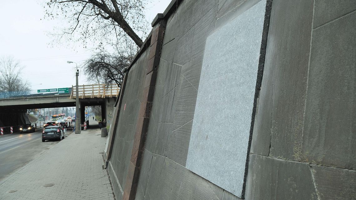 Lublin: Z tej tablicy zniknął napis. Wspominał o „wyzwoleńczych wojskach radzieckich”