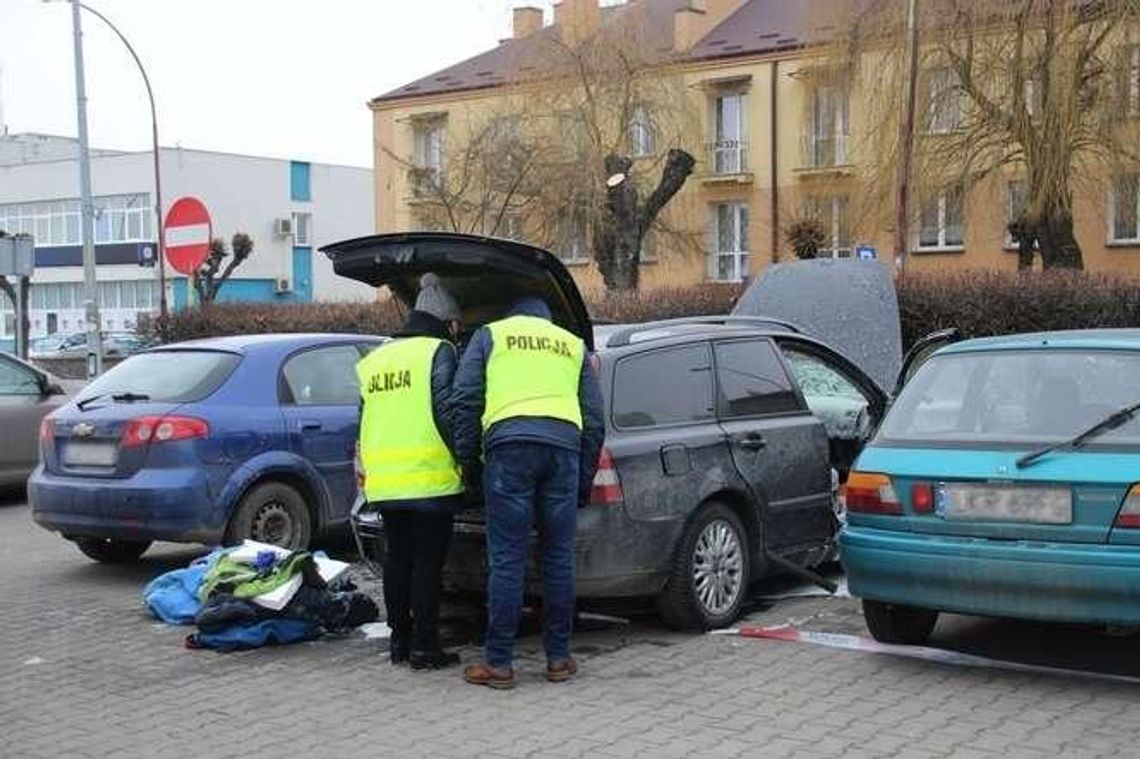 Lublin: Zabójstwo przy Gęsiej. Poszukiwany wyciągnięty z płonącego samochodu [wideo, zdjęcia]