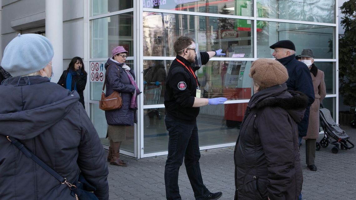 Lublin: Zakupy na nowych zasadach. Mieszkańcy czekają cierpliwie na swoją kolej [zdjęcia]