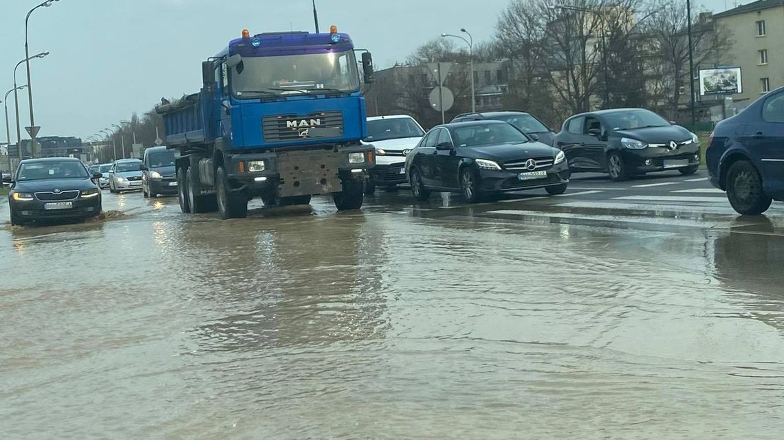 Lublin. Zalane skrzyżowanie, wiele osiedli bez wody 