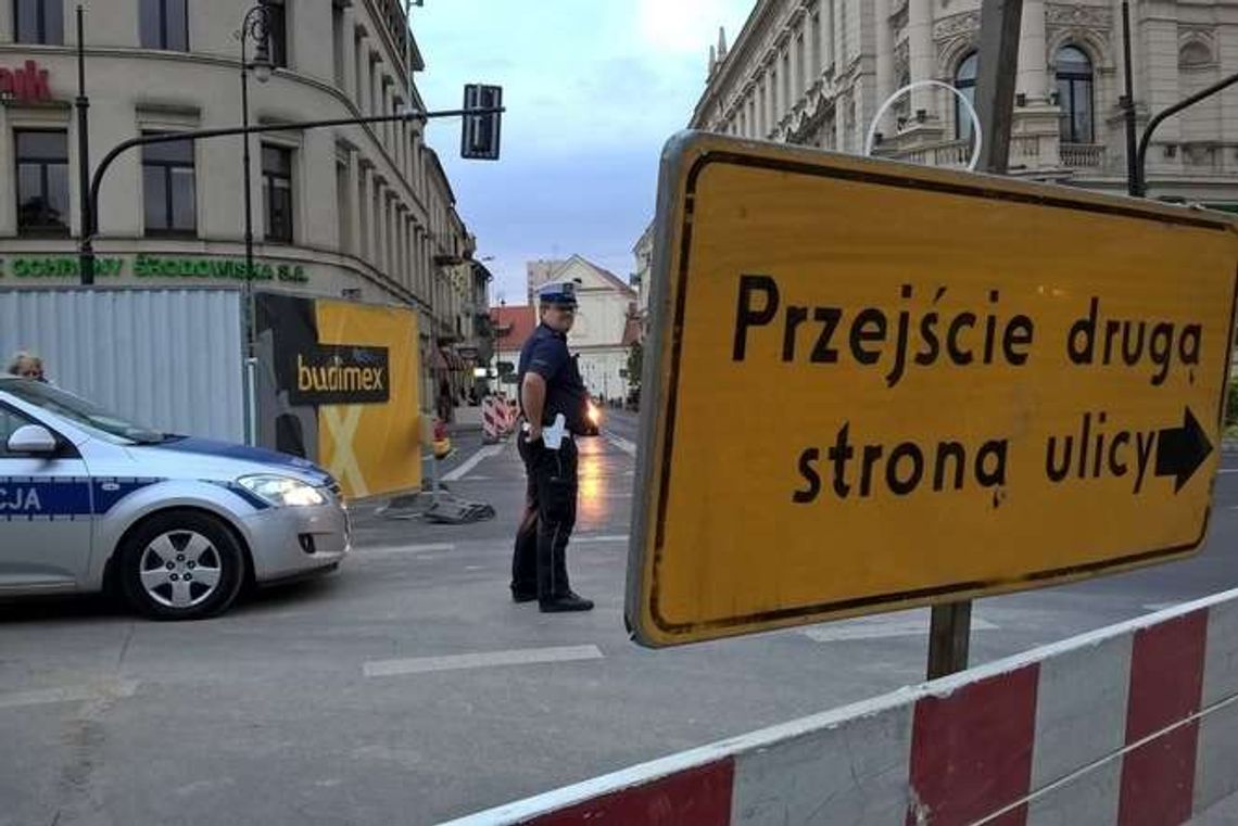 Lublin: Zamknięte przejście w centrum, policja czai się na łamiących przepisy Lublin: Zamknięte przejście w centrum, policja czai się na łamiących przepisy