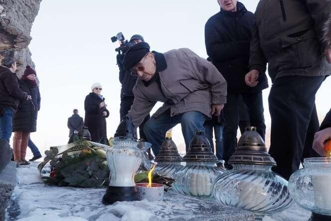 Lublin: Zapalili znicze w hołdzie ofiarom Holokaustu (zdjęcia) Lublin: Zapalili znicze w hołdzie ofiarom Holokaustu (zdjęcia)