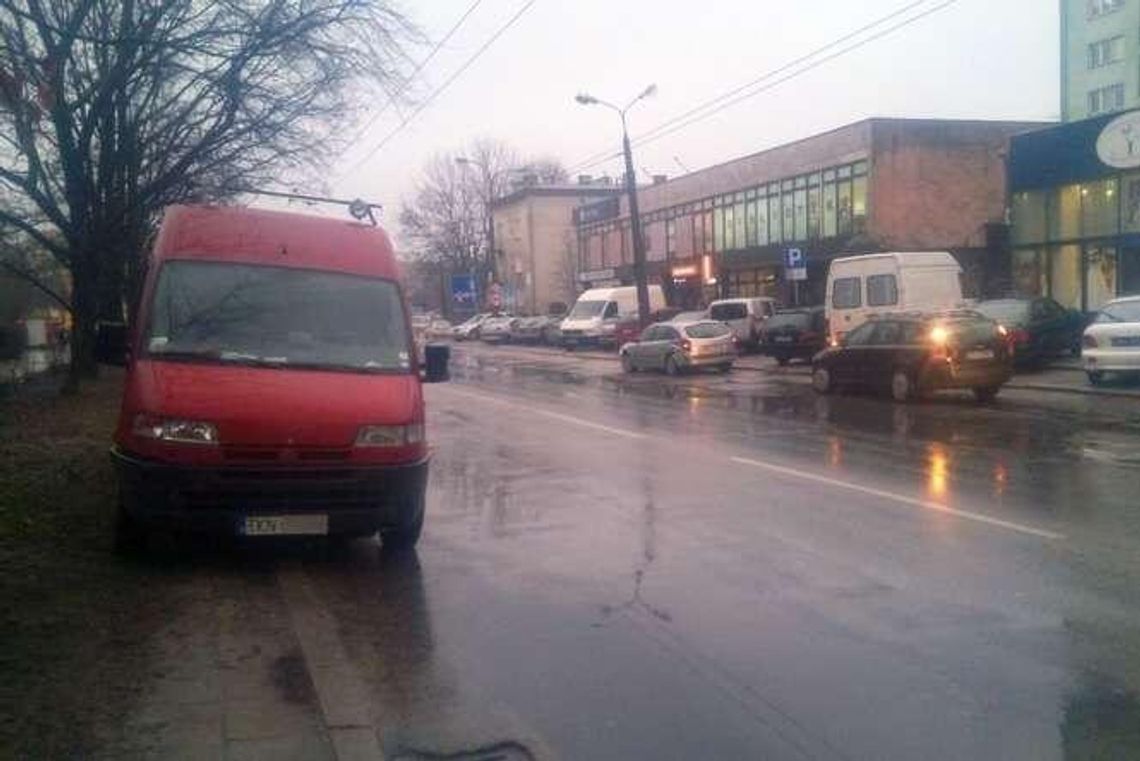 Lublin: Zderzenie busa z nissanem podczas zawracania na ul. Głębokiej