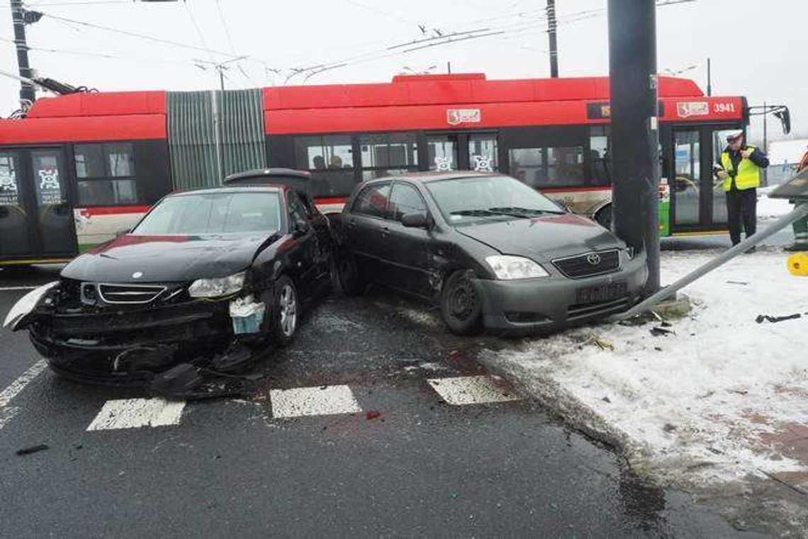 Lublin: Zderzenie saaba i toyoty przy rondzie Krupskiego