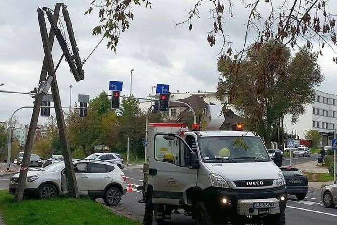 Lublin: Zderzenie samochodów, uszkodzona latarnia