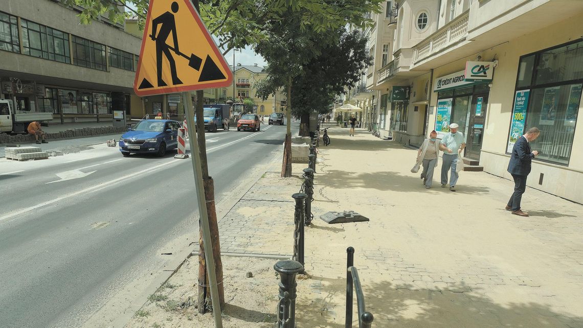 Lublin: Zdjęli, położyli i zdejmą chodnik Krakowskiego Przedmieścia. Zrobią pas zieleni