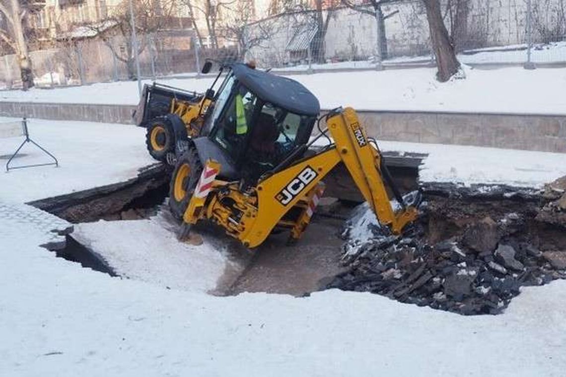 Lublin: Ziemia zapadła się pod koparką podczas usuwania awarii wodociągowej