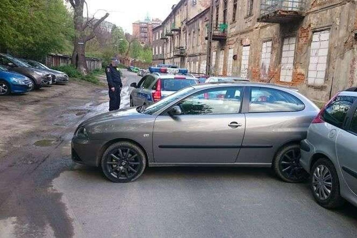 Lublin: Źle zaciągnął ręczny, auto stoczyło się na ulicę (zdjęcia)