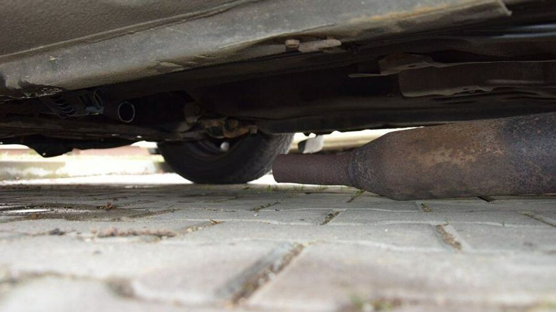 Lublin. Złodzieja przechodnie wyciągnęli spod samochodu