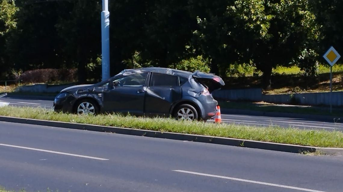 Lublin. Zmiana pasa, zderzenie i dachowanie
