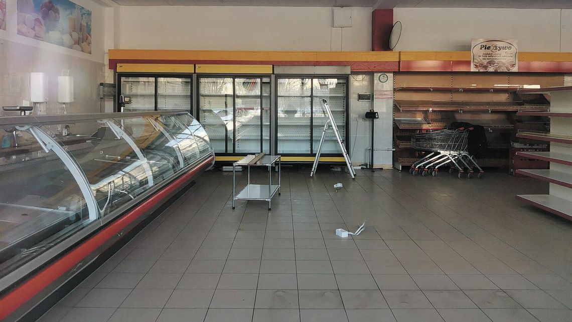 Lublin. Znika duży sklep LSS Społem. Zza szyb straszy widok pustych lad