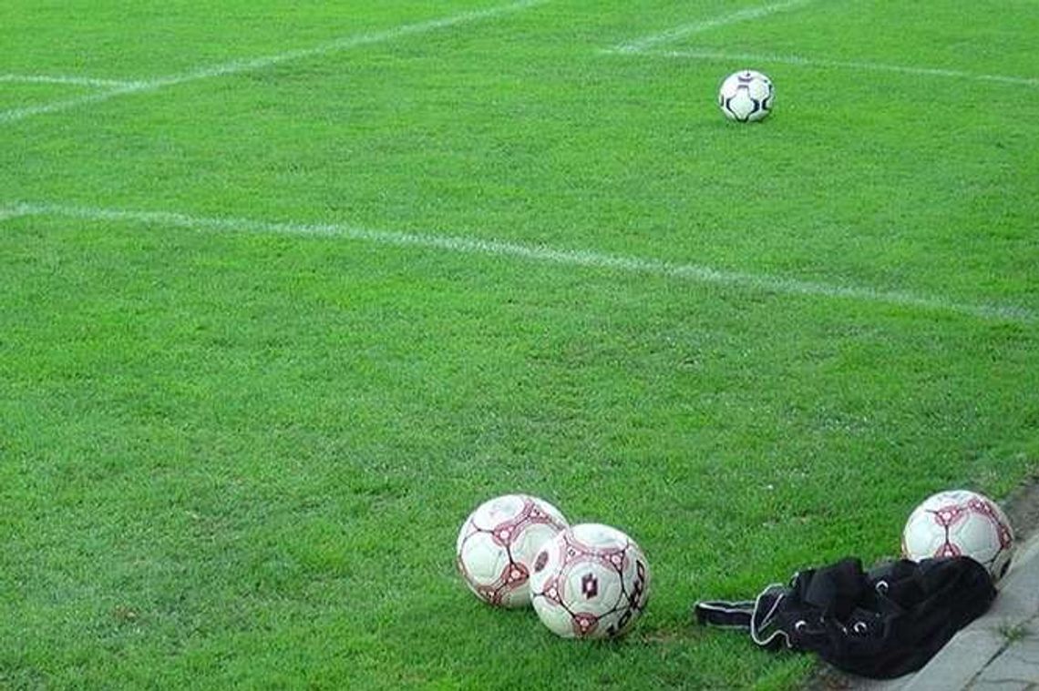 Lublin: Zniszczyli samochodami boisko, chcieli skrócić sobie drogę