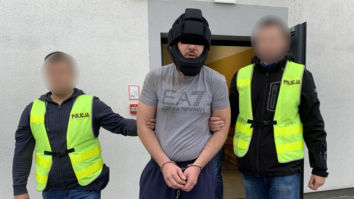 Lublin. Zuchwały napad na pocztę. Przeskoczył przez blat, zaatakował kasjerkę. Wideo