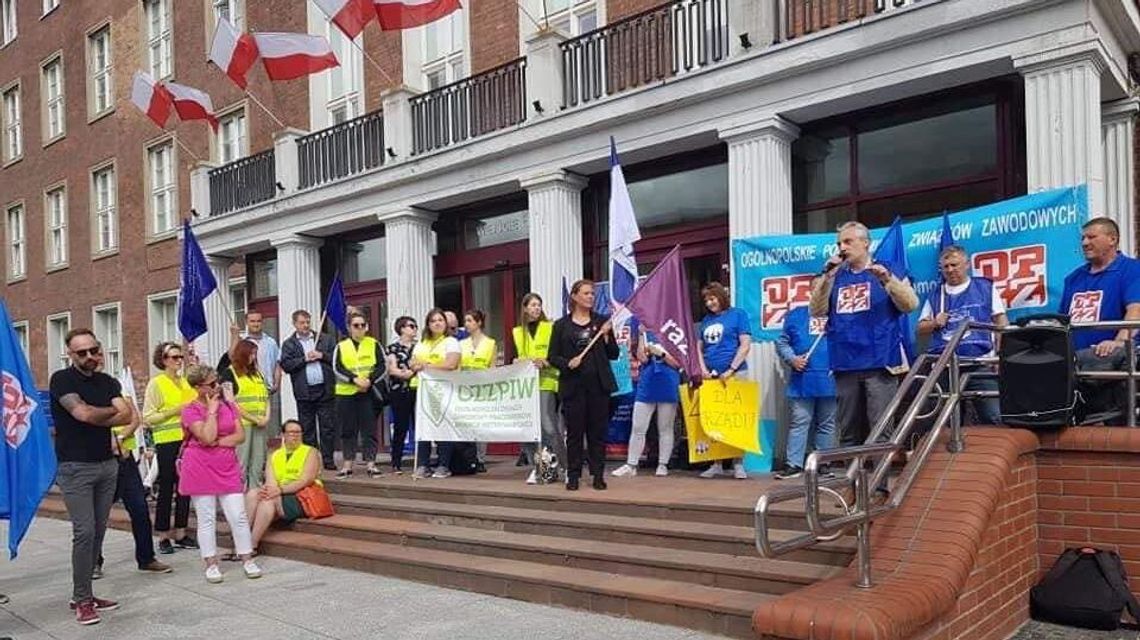 Lublin. Związkowcy walczą o podwyżki. Pikieta przed urzędem