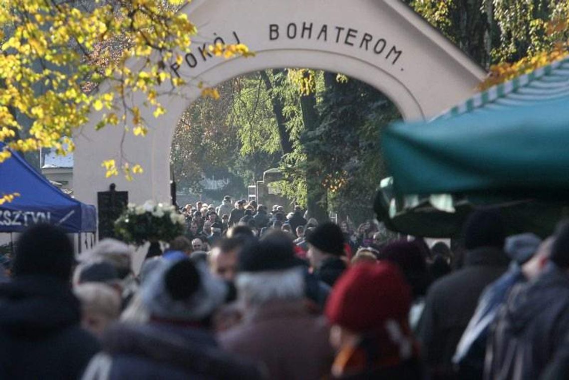 Lublinianie odwiedzają groby bliskich (zdjęcia)