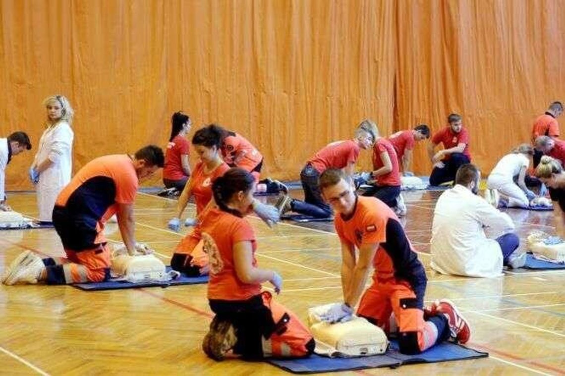 Lublinianie pomogli pobić rekord Guinnessa w sztucznym oddychaniu Lublinianie pomogli pobić rekord Guinnessa w sztucznym oddychaniu