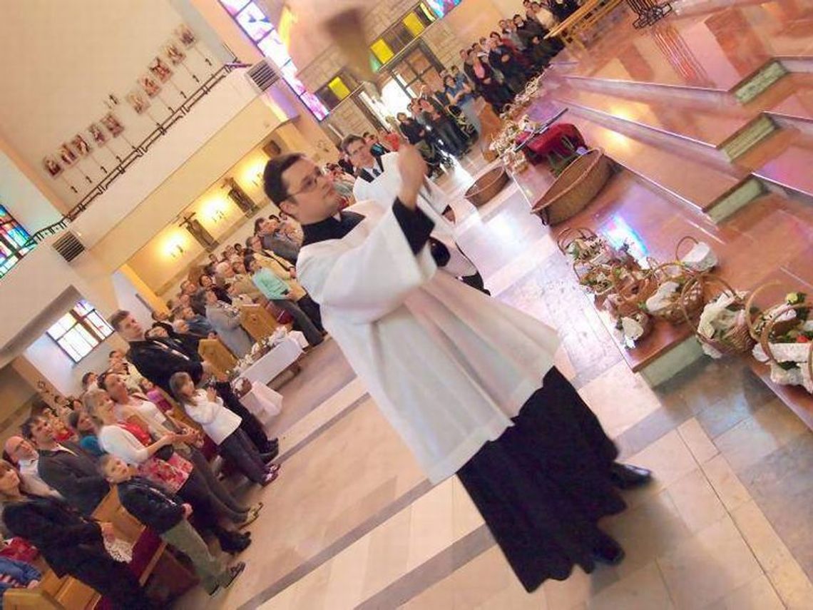 Lublinianie święcą pokarmy w kościele (zdjęcia) Lublinianie święcą pokarmy w kościele (zdjęcia)