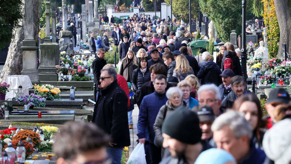 Lublinianie tłumnie ruszyli na groby