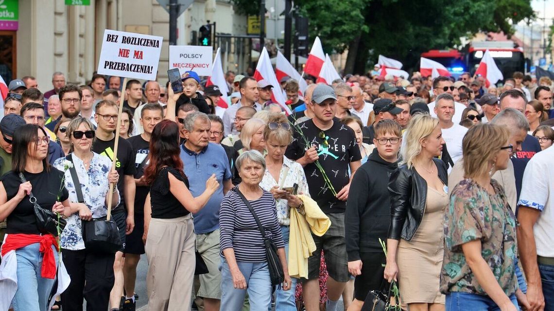 Lublinianie uczcili pamięć ofiar rzezi. "Wołyń pamiętamy" Lublinianie uczcili pamięć ofiar rzezi. "Wołyń pamiętamy"