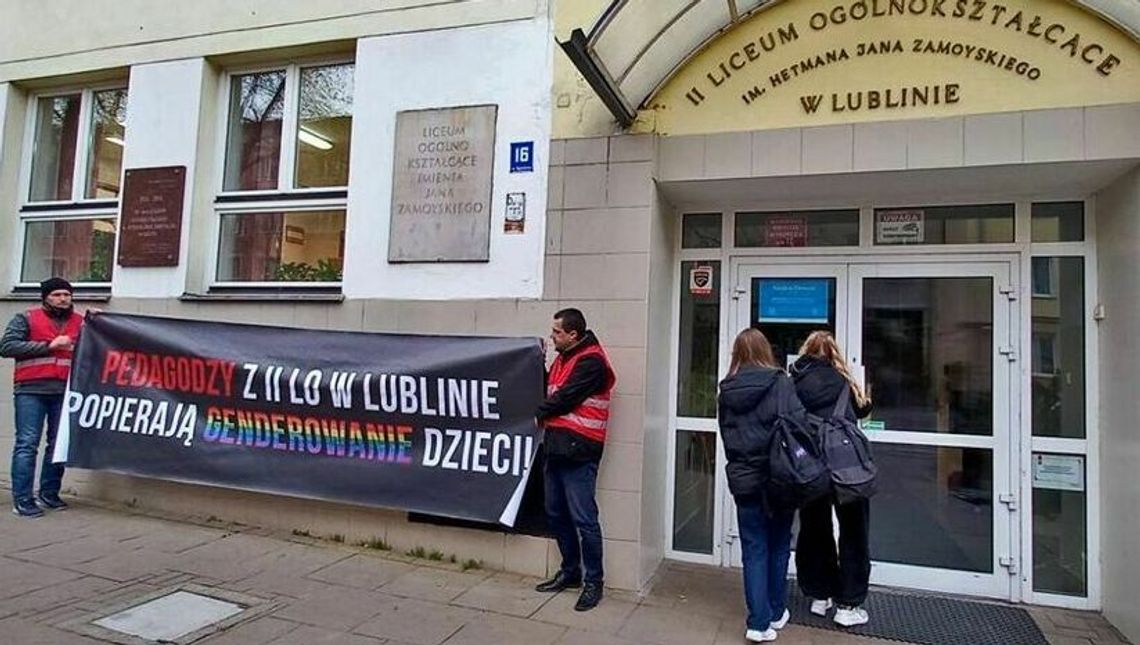 Ludzie Kai Godek urządzili pikietę przed szkołą w Lublinie. Teraz staną przed sądem