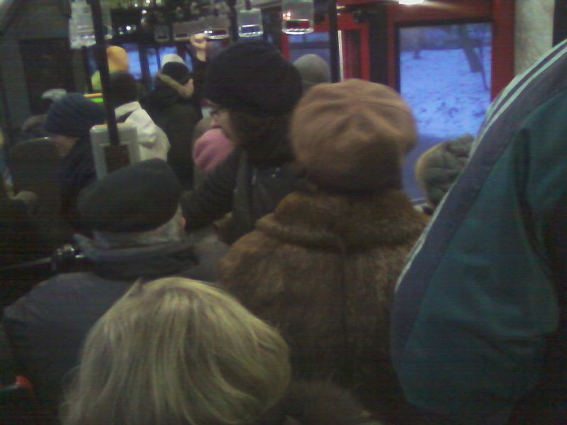 Ludzie nie mogli dopchać się do autobusu linii 40 Ludzie nie mogli dopchać się do autobusu linii 40