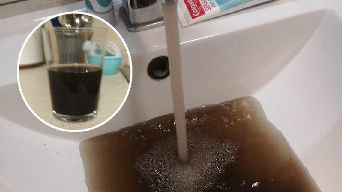Ludzie skarżą się, że z kranów leci im „coca-cola”