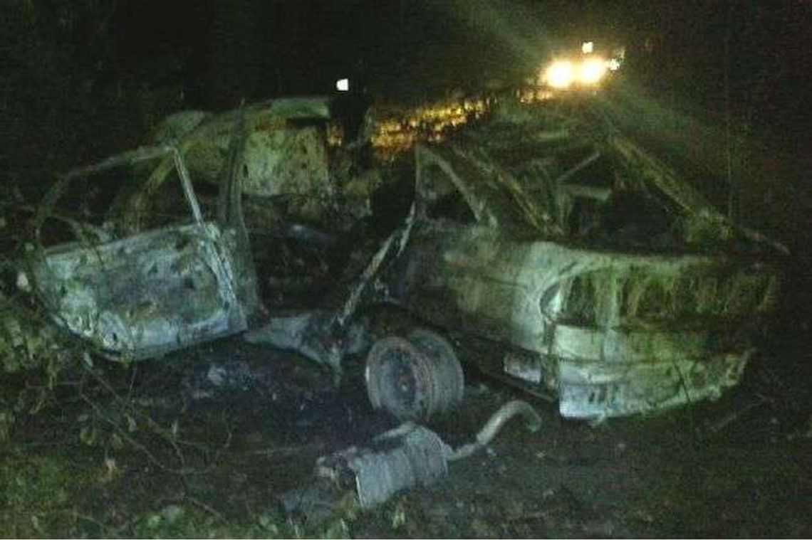 Ludzie usłyszeli potężny huk. Na miejscu płonący samochód, obok ciało mężczyzny