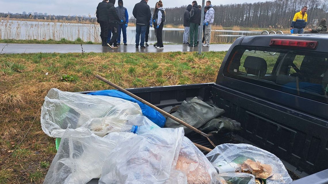 Ludzie, worki, rękawiczki i... zrobiło się czysto. W Zamościu wzięli się za wiosenne porządki Ludzie, worki, rękawiczki i... zrobiło się czysto. W Zamościu wzięli się za wiosenne porządki