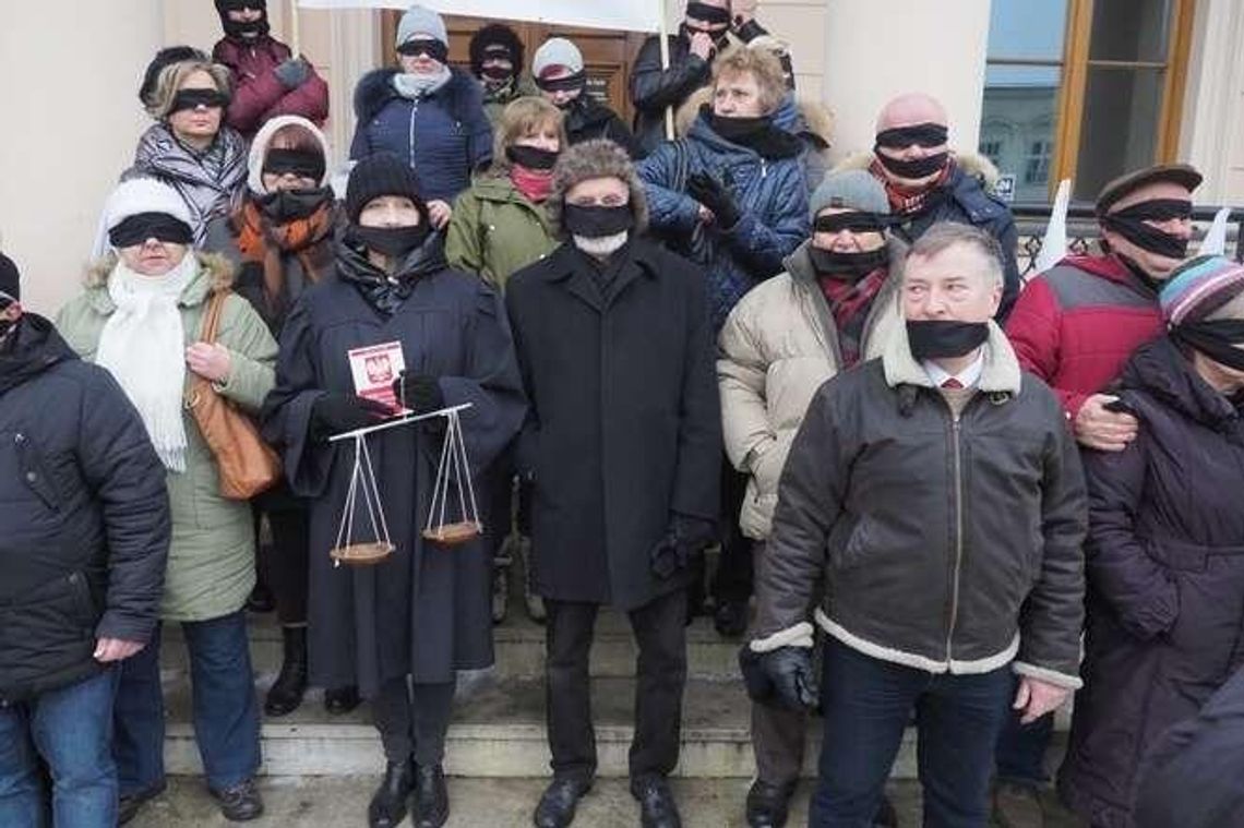 Ludzie z opaskami na oczach i ustach. "Skradziona sprawiedliwość" w Lublinie