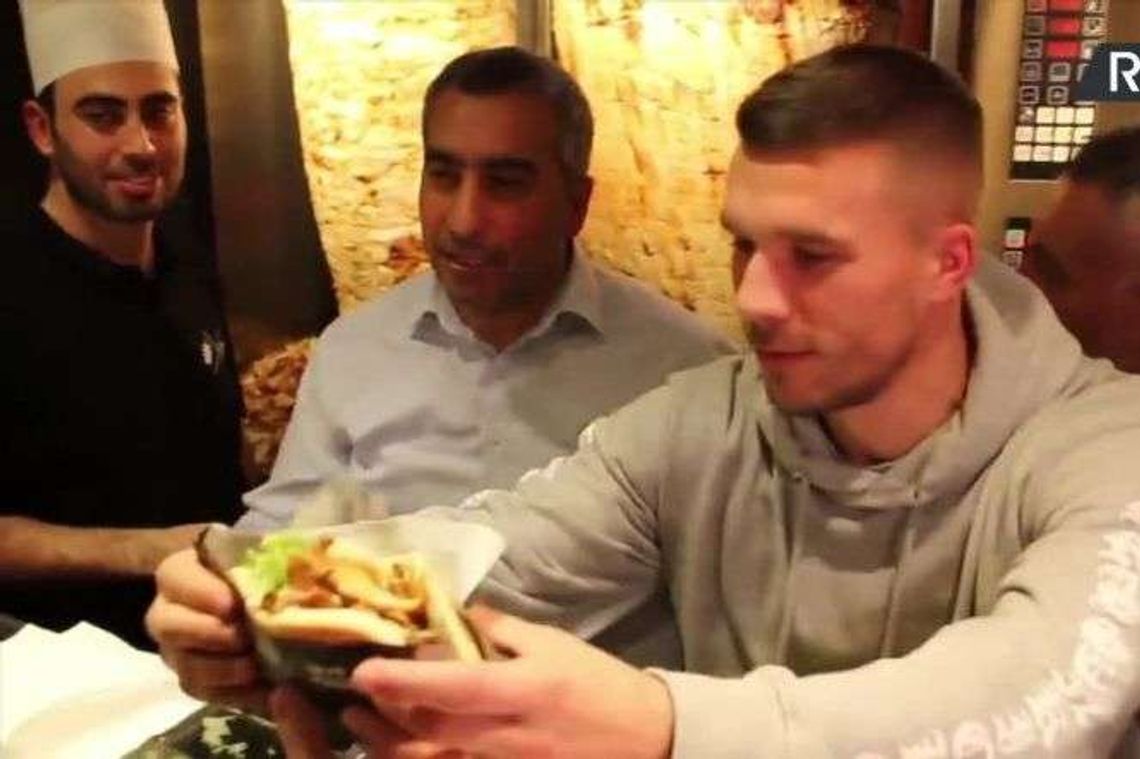 Lukas Podolski otworzył restaurację z kebabami. Tłumy na otwarciu [wideo]