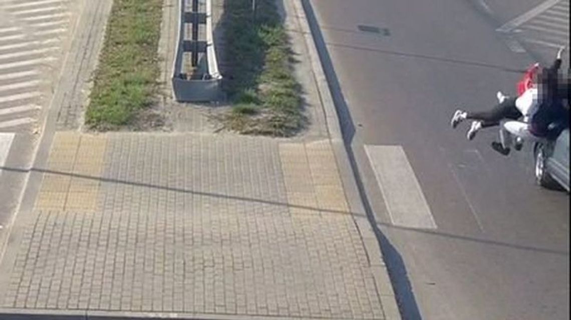 Łuków: Kierowca wjechał w nastolatki na przejściu. Wypadek nagrał monitoring [wideo]