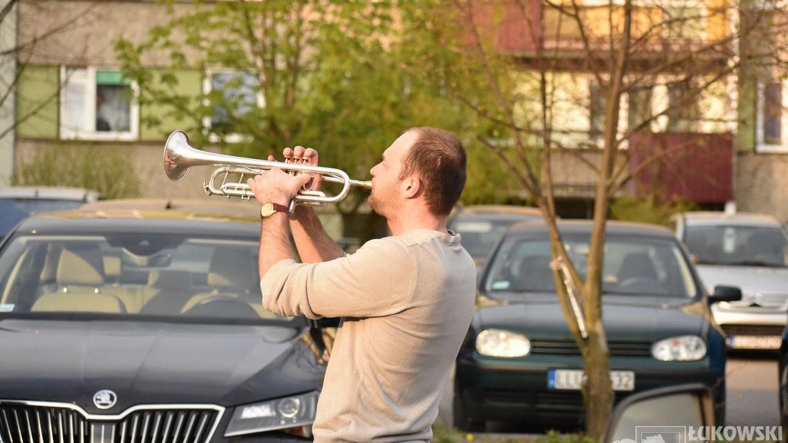 Łuków: Nietypowy koncert przy bloku. Publiczność na balkonach [wideo]