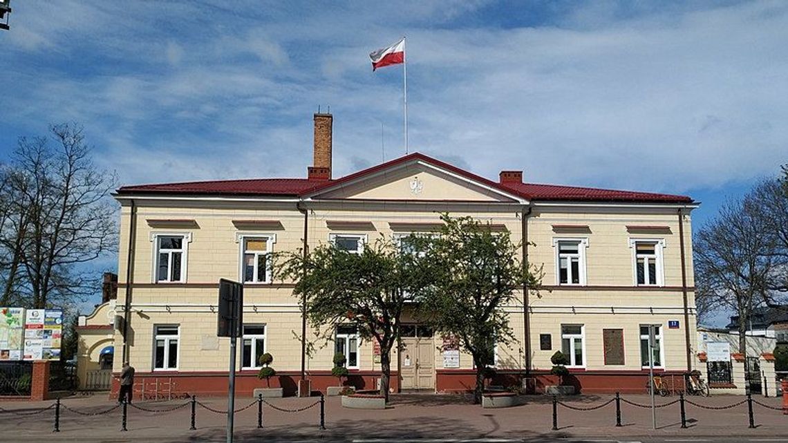 Łuków: Radny wytyka wzrost wydatków na wynagrodzenia 