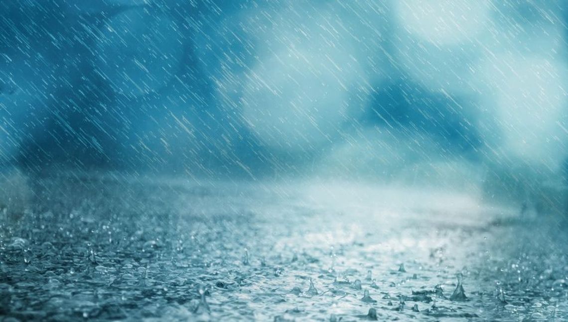 Łuków: Woda wdziera się do piwnicy. Zdaniem mieszkańca spływa z drogi