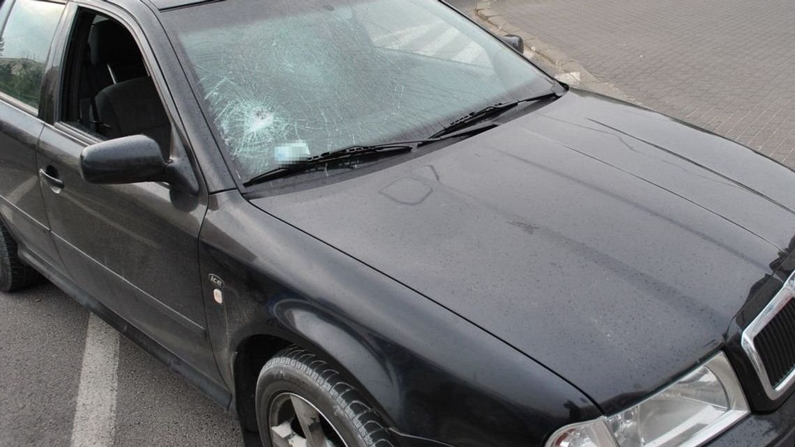 Łuków. Wyprzedził samochód i rzucił w niego butelką [zdjęcia]