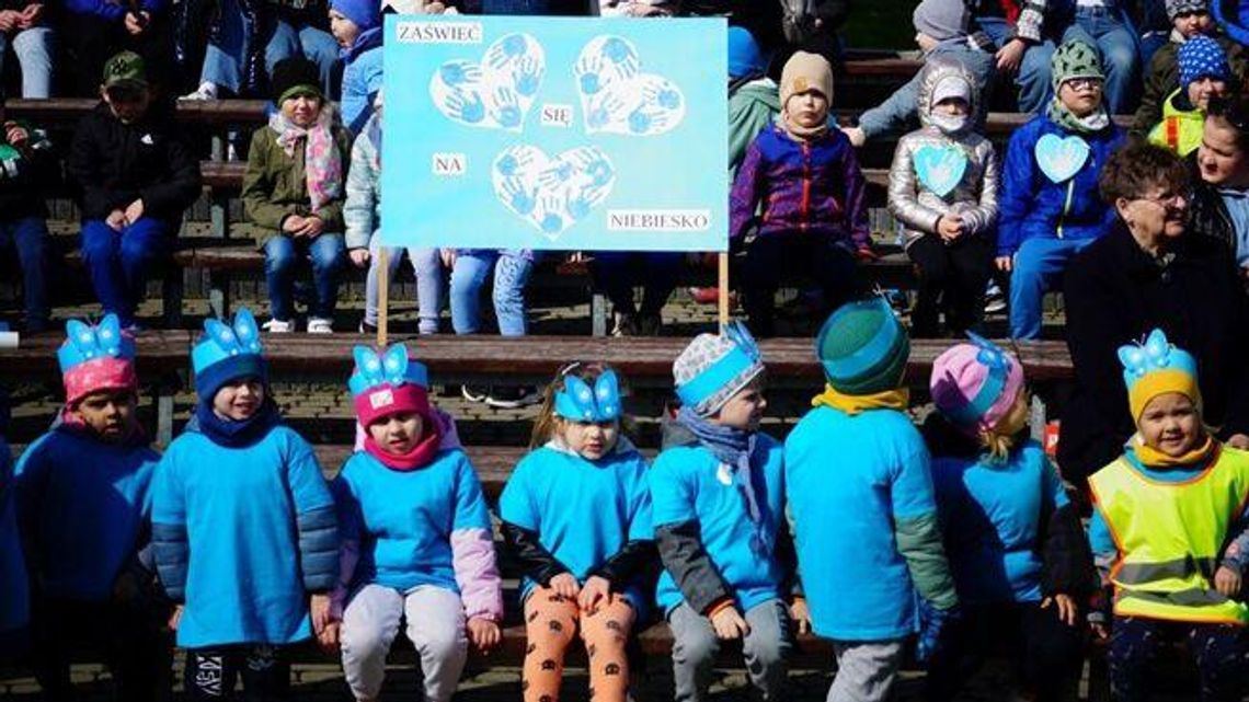 Łuków zaświecił się na niebiesko. Z bardzo ważnego powodu Łuków zaświecił się na niebiesko. Z bardzo ważnego powodu