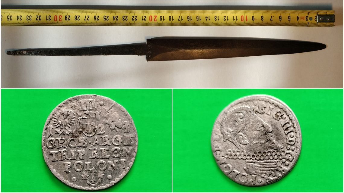 Łuski, medaliki, guziki, a wśród nich stara moneta