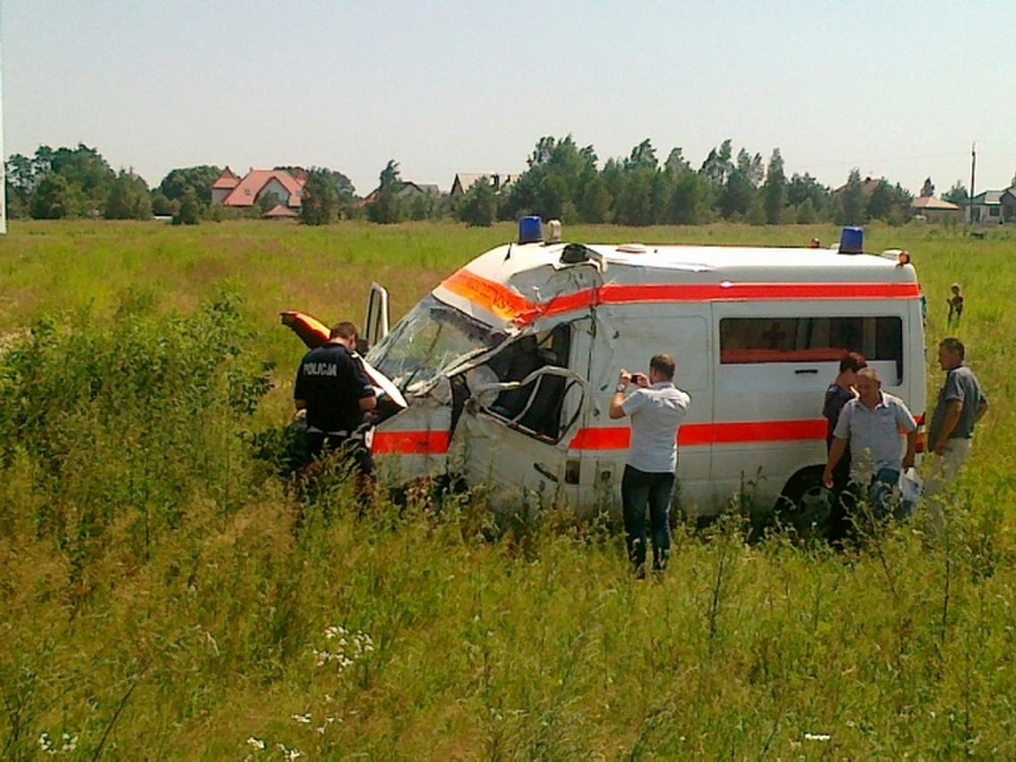 Łuszczów: Karetka na poboczu. Kierowca ranny