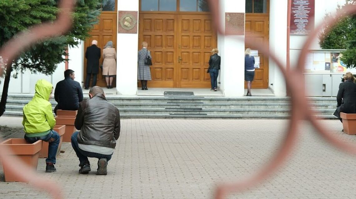 Luzowanie obostrzeń. Więcej osób w kościołach. Można też jeść w kinie