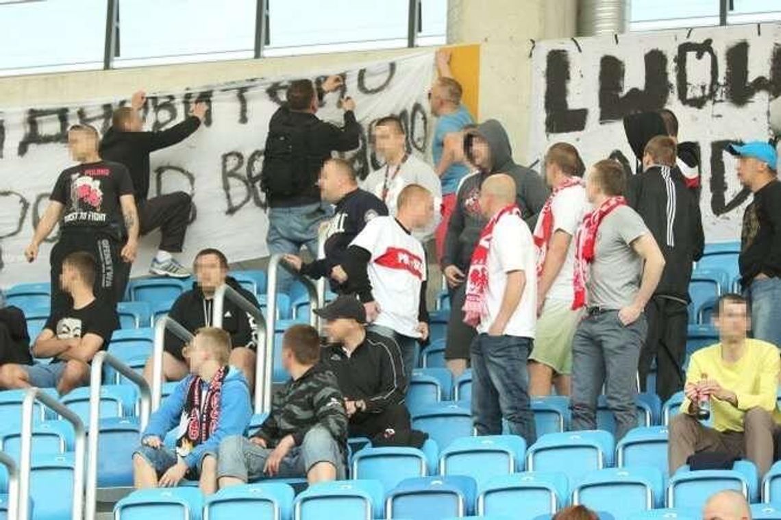 „Lwów odzyskamy”. Mężczyźni skazani za antyukraiński transparent na stadionie „Lwów odzyskamy”. Mężczyźni skazani za antyukraiński transparent na stadionie