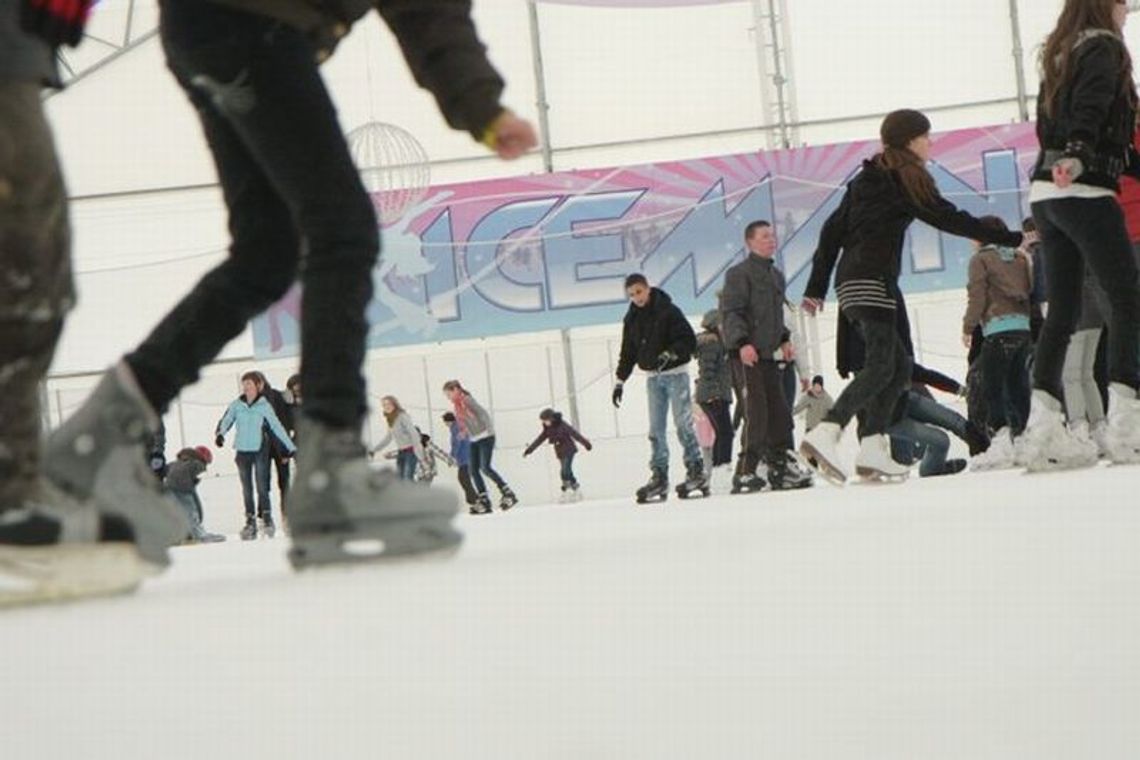 Łyżwiarze o lodowisku Icemania: Lód jest lepszy Łyżwiarze o lodowisku Icemania: Lód jest lepszy