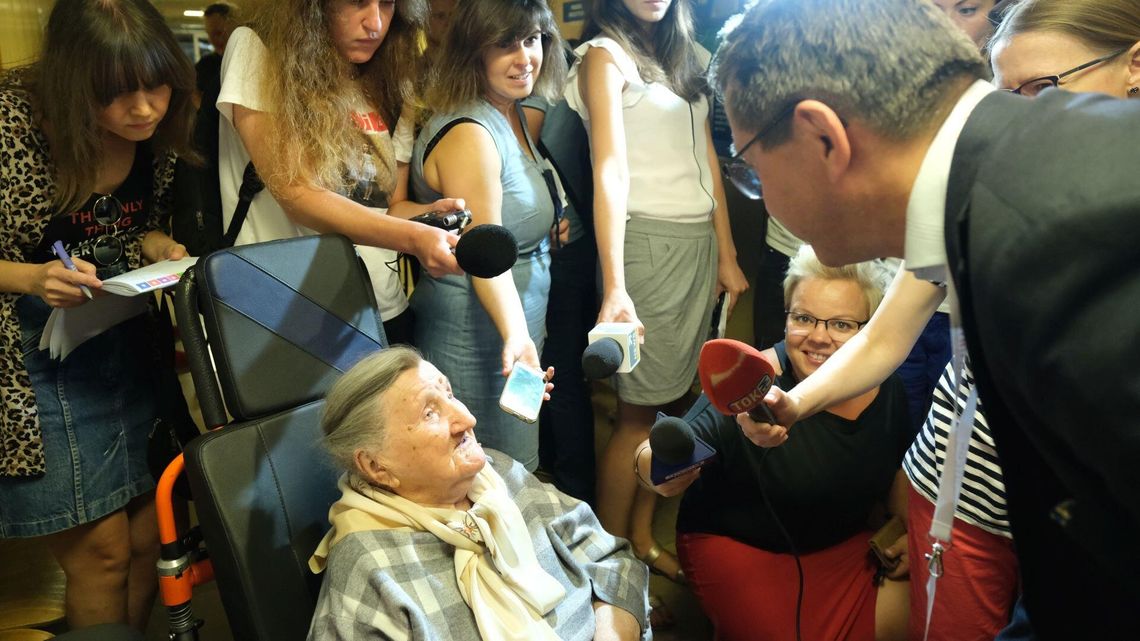 Ma 105 lat i operację za sobą. Lekarz: Spotkanie z chorą było wzruszające