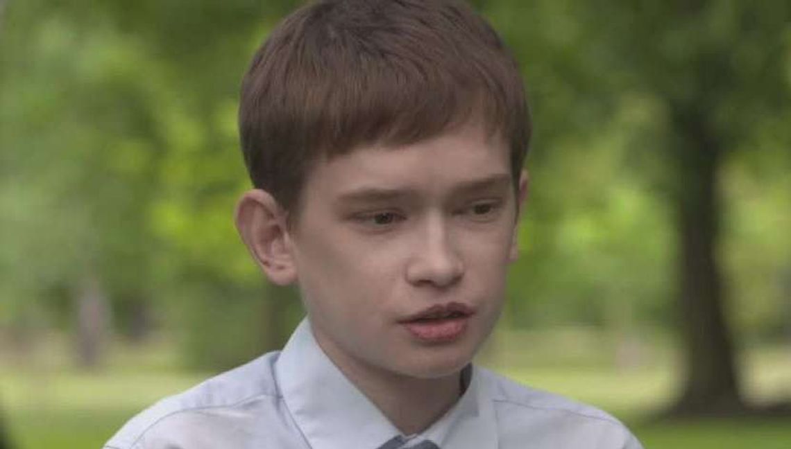 Ma 25 lat a wygląda jak 12-letni chłopiec. "To takie więzienie, w którym od lat tkwię"