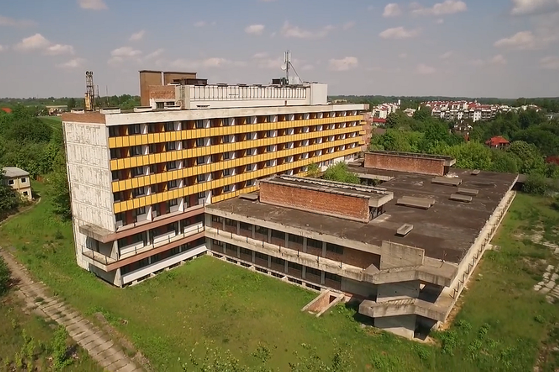 Ma 300 pokoi i miał być dumą PRL-u. Niedokończona ruina, której nikt nie chce