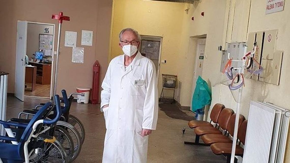 Ma 80 lat i kieruje izbą przyjęć w szpitalu zakaźnym. Każdego dnia ratuje pacjentów zakażonych koronawirusem