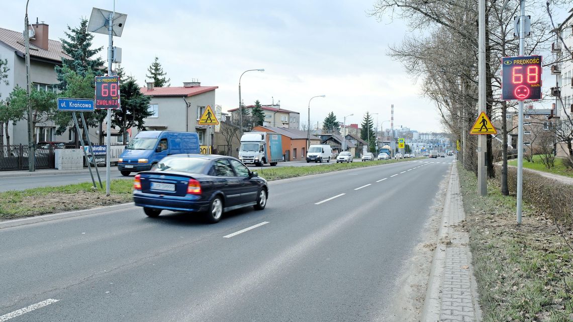 Ma być bezpieczniej. Azyle, wyświetlacze prędkości i dodatkowe latarnie przy przejściach dla pieszych