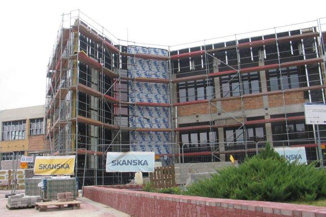 Ma być nowocześnie, przestronnie i kolorowo. Trwa budowa siedziby biblioteki w Chełmie